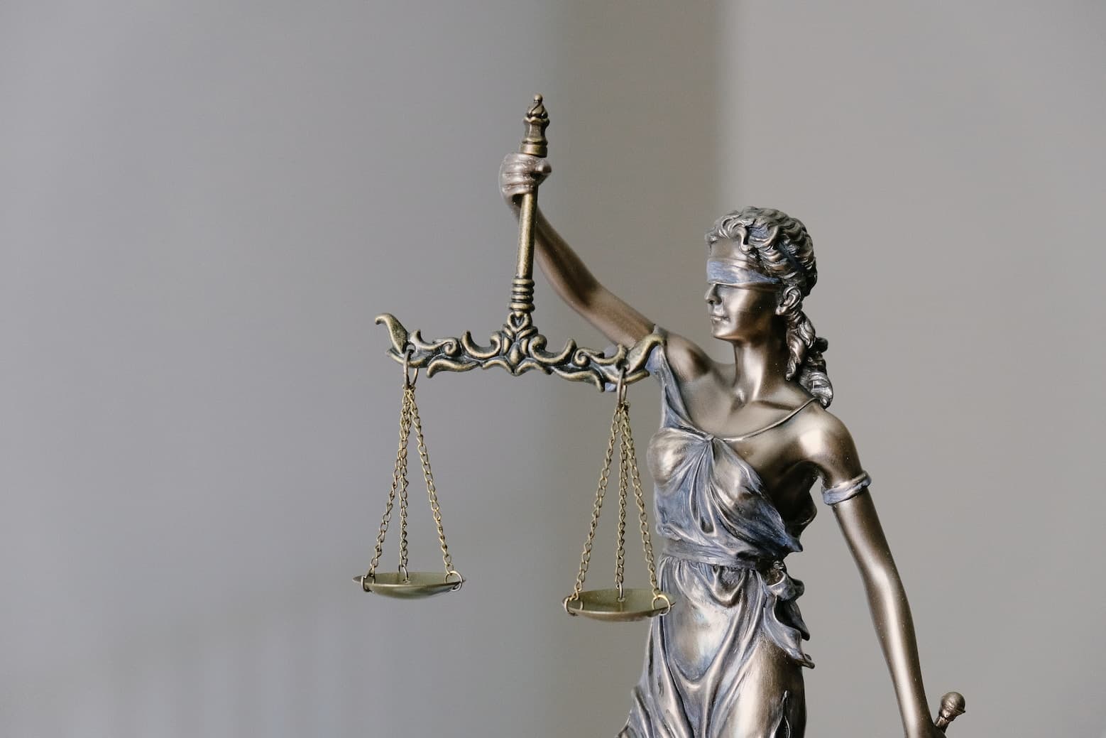 Estátua da Justiça segurando uma balança